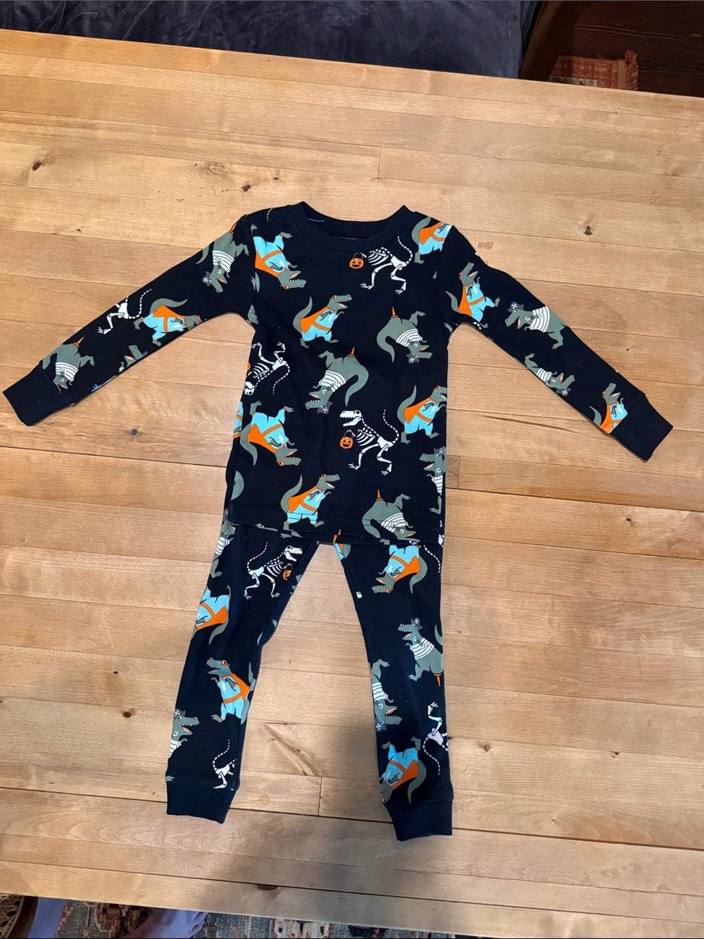 Carter's Cotton Dinosaur 🦕 🦖 PAJAMAS in black Orange & Teal & Green. 2T. New!